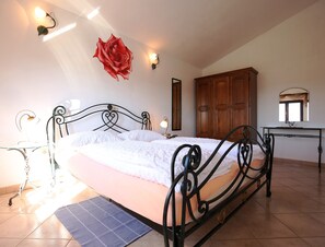 Luxury-Apartment (9) | Individuell dekoriert, Schreibtisch, schallisolierte Zimmer