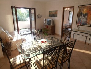 Luxury Apartment (4) | Living area | 35-inch flat-screen TV with satellite channels, LCD TV