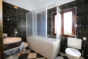 Luxury Apartment (9) | Bathroom | Combined shower/bathtub, jetted bath, free toiletries, hair dryer - Villa Linet (Funtana)