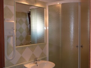 Classic Apartment (7) | Bathroom | Combined shower/tub, jetted tub, free toiletries, hair dryer