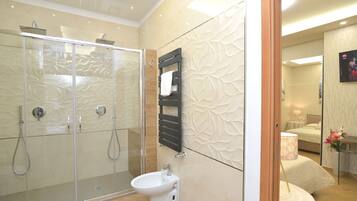 Doccia, asciugamani, carta igienica