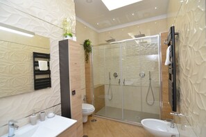 Een douche, handdoeken, toiletpapier