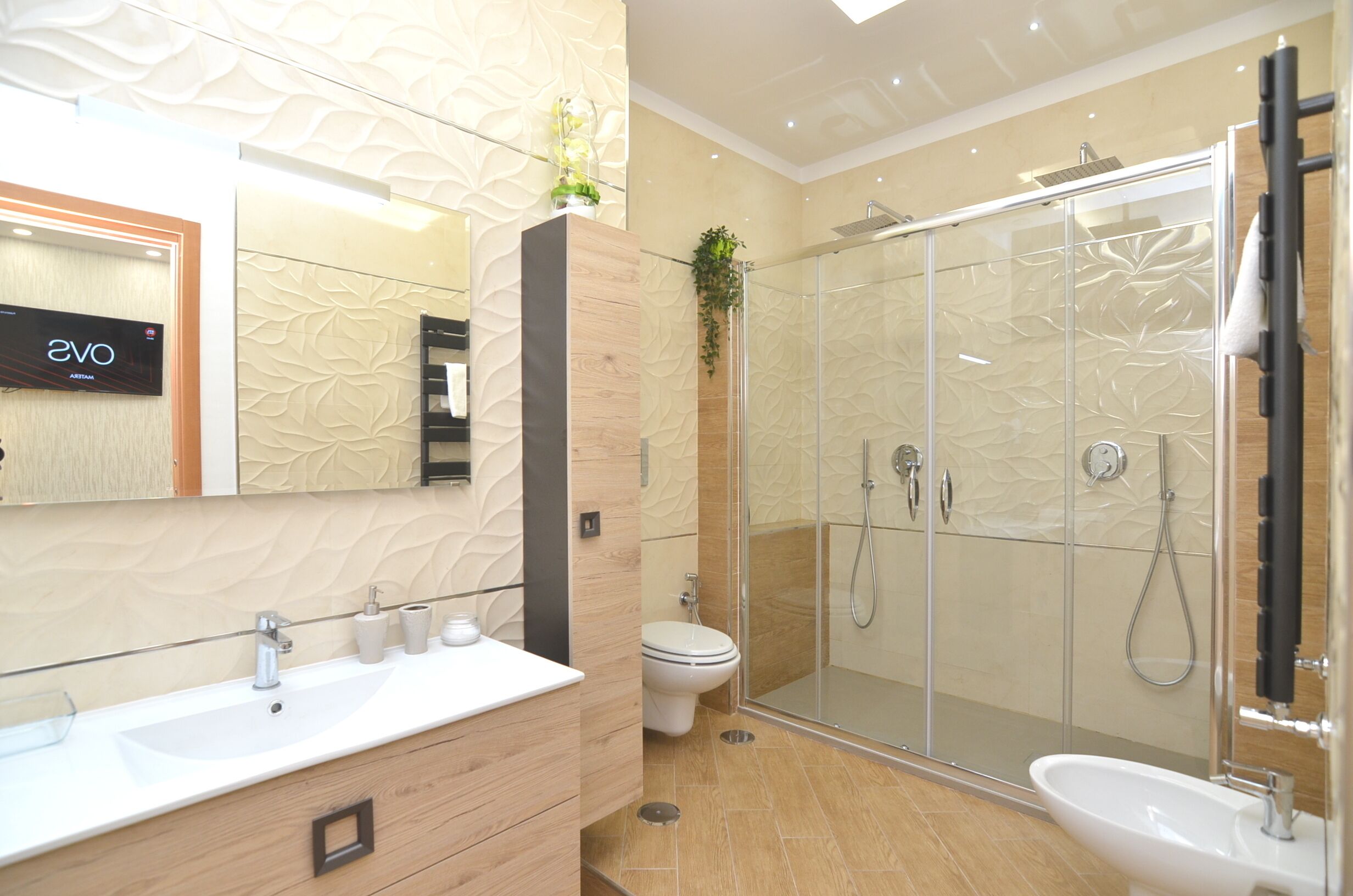 Doccia, asciugamani, carta igienica