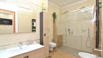 Doccia, asciugamani, carta igienica