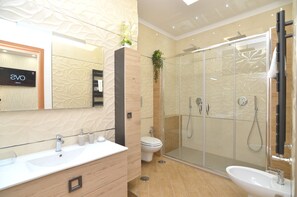 Douche, serviettes fournies, papier toilette