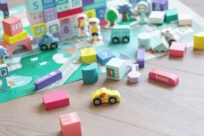 A children's play area with various toys and blocks. - Kilin Hotel JiaoXi (Jiaoxi)