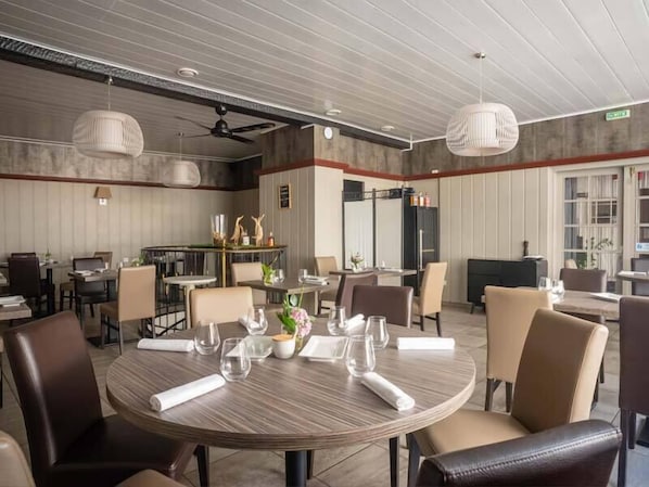 Aperto a pranzo e cena, cucina francese, con tavoli all'aperto