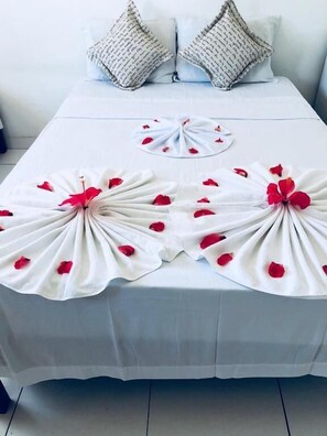 标准双人房或双床房 | 笔记本电脑工作区、免费 WiFi、床单