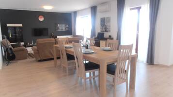 Luksushuoneisto | Oleskelualue | 34–tuumainen LCD-televisio, jossa satelliittikanavat