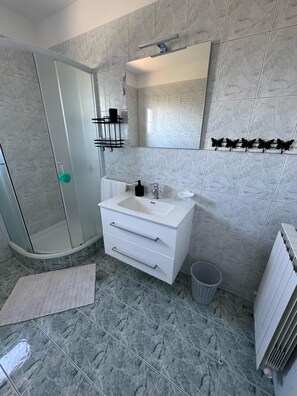 Superior Apartment | Bathroom | Shower, free toiletries, hair dryer, bidet