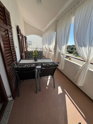 Superior Apartment | Private kitchen | Full-size fridge, microwave, oven, stovetop