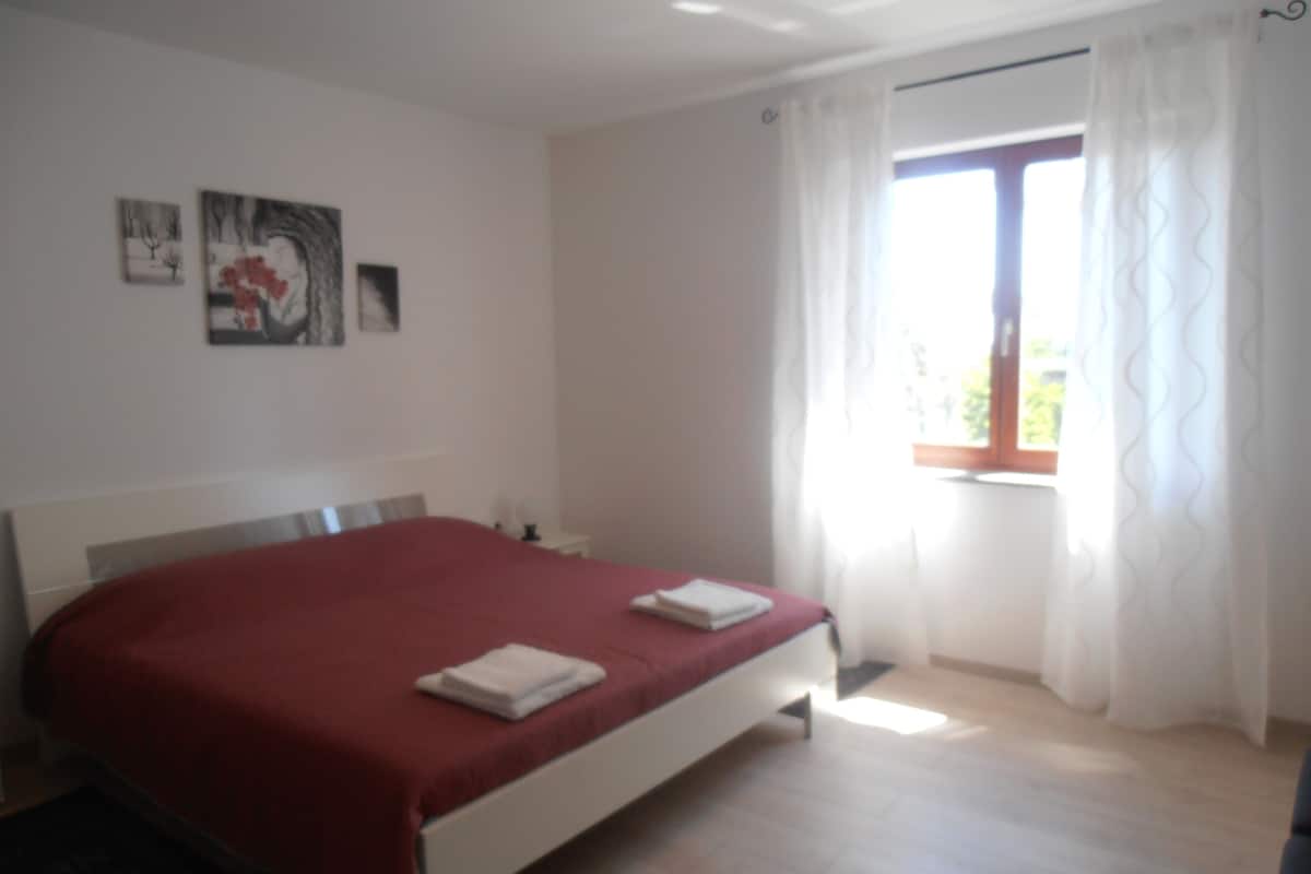 Cubrecamas, escritorio, wifi gratis y muebles diferentes 