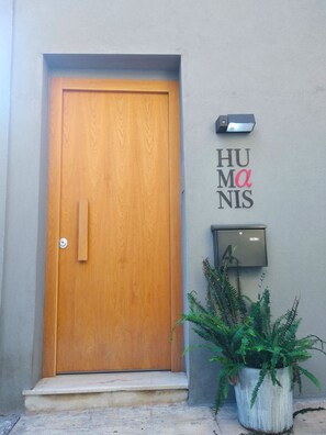 Exterior - Elegant and Airy Apartment One Stop from City Center by VillaRentalsgr (Athens)