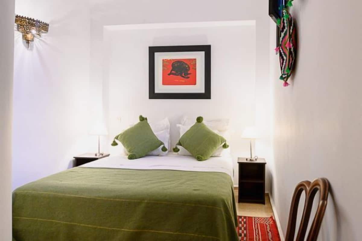 Habitación estándar doble, 1 cama de matrimonio (Lantana) | Ropa de cama de alta calidad, caja fuerte, decoración individual