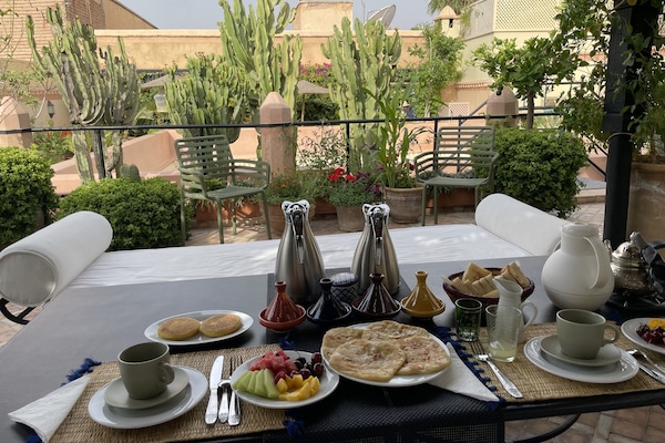 Se sirven desayunos, almuerzos y cenas; cocina marroquí