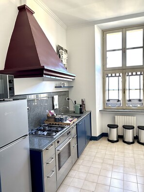 Réfrigérateur, four à micro-ondes, un four, surface de cuisson