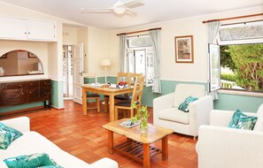 Télévision, jeux vidéo, lecteur de DVD, table de tennis de table