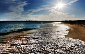 Na praia, espreguiçadeiras, toalhas de praia