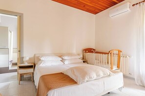 4 bedrooms, iron/ironing board, free WiFi, bed sheets - semidetached beach villa in front of eolian island near Milazzo: Tindari (furnari)