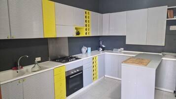 Frigorifero, microonde, forno, piano cottura