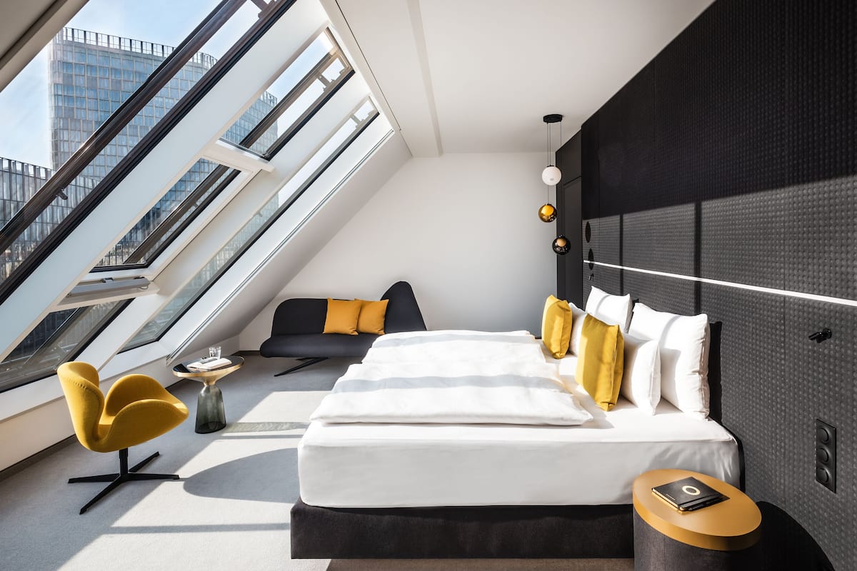 Habitación Deluxe | Edredón, caja de seguridad en la habitación y escritorio