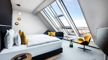Habitación Deluxe | Edredón, caja de seguridad en la habitación y escritorio