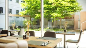 TĂ€gliches FrĂŒhstĂŒcksbuffet (24 EUR pro Person)