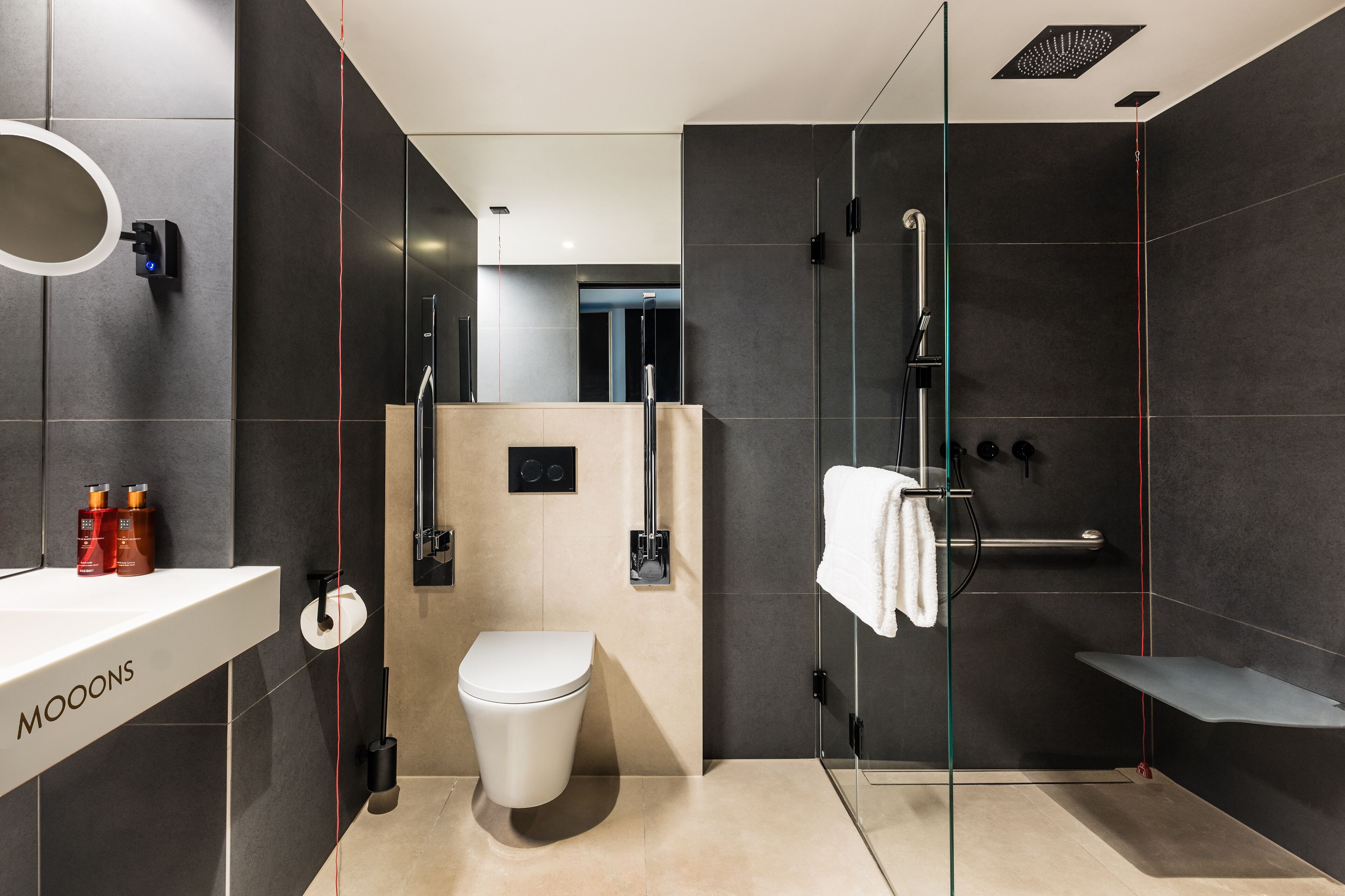 standard room, quartier belvedere | bathroom | free toiletries, hair dryer, heated floors, towels