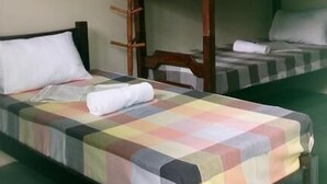 A room with two bunk beds, each with a wooden frame and a checkered bedspread. - Pousada Recanto Verde (Sao Benedito do Sul)