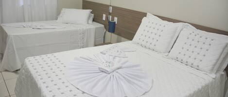 Minibar y ropa de cama