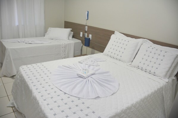 Triple Room | Minibar, bed sheets