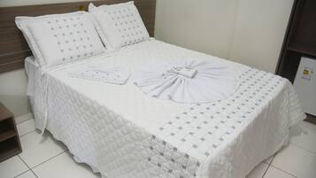 Frigobar, roupa de cama