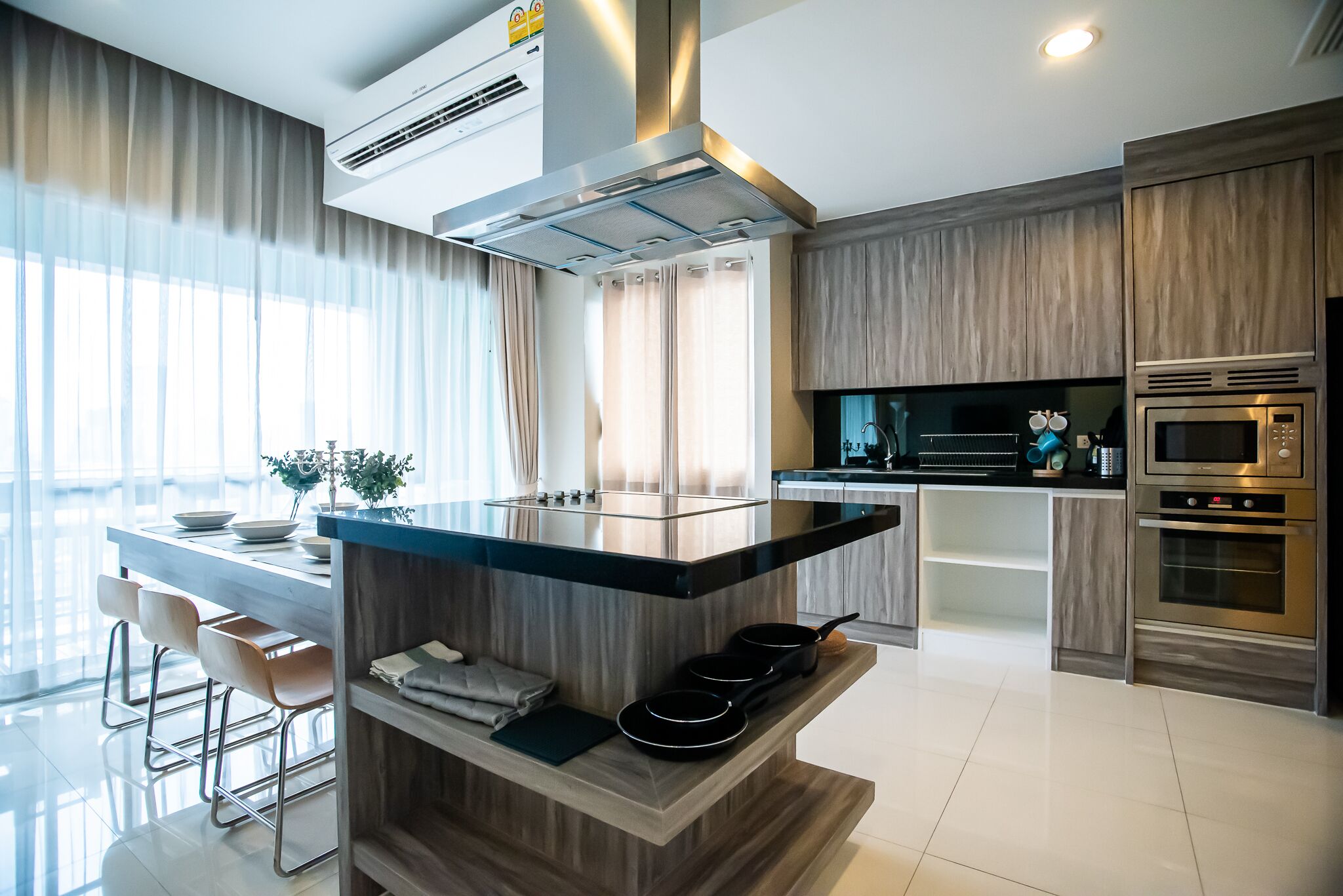 冷蔵庫、電子レンジ、オーブン、コンロ