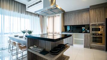 冷蔵庫、電子レンジ、オーブン、コンロ