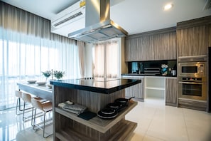 Kühlschrank, Mikrowelle, Ofen, Herdplatte