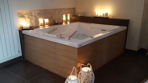 Indoor spa tub