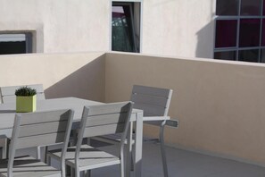 Balcony - Community Rooms & Wine (Favara)