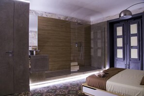 Une chambre moderne dotée d’un grand miroir, d’un dressing et d’un espace douche.