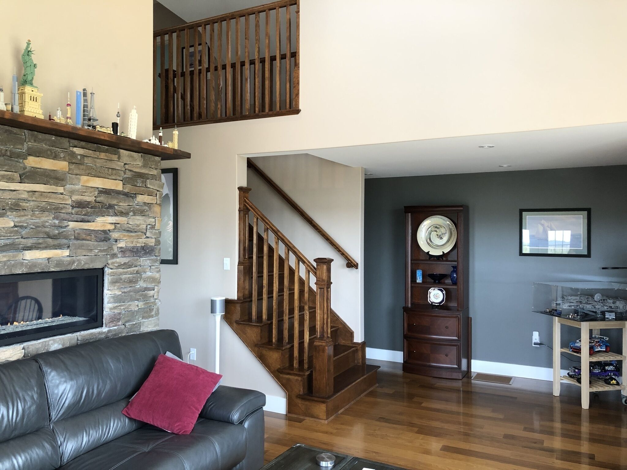 Smart-TV, peis, DVD-spiller og bøker