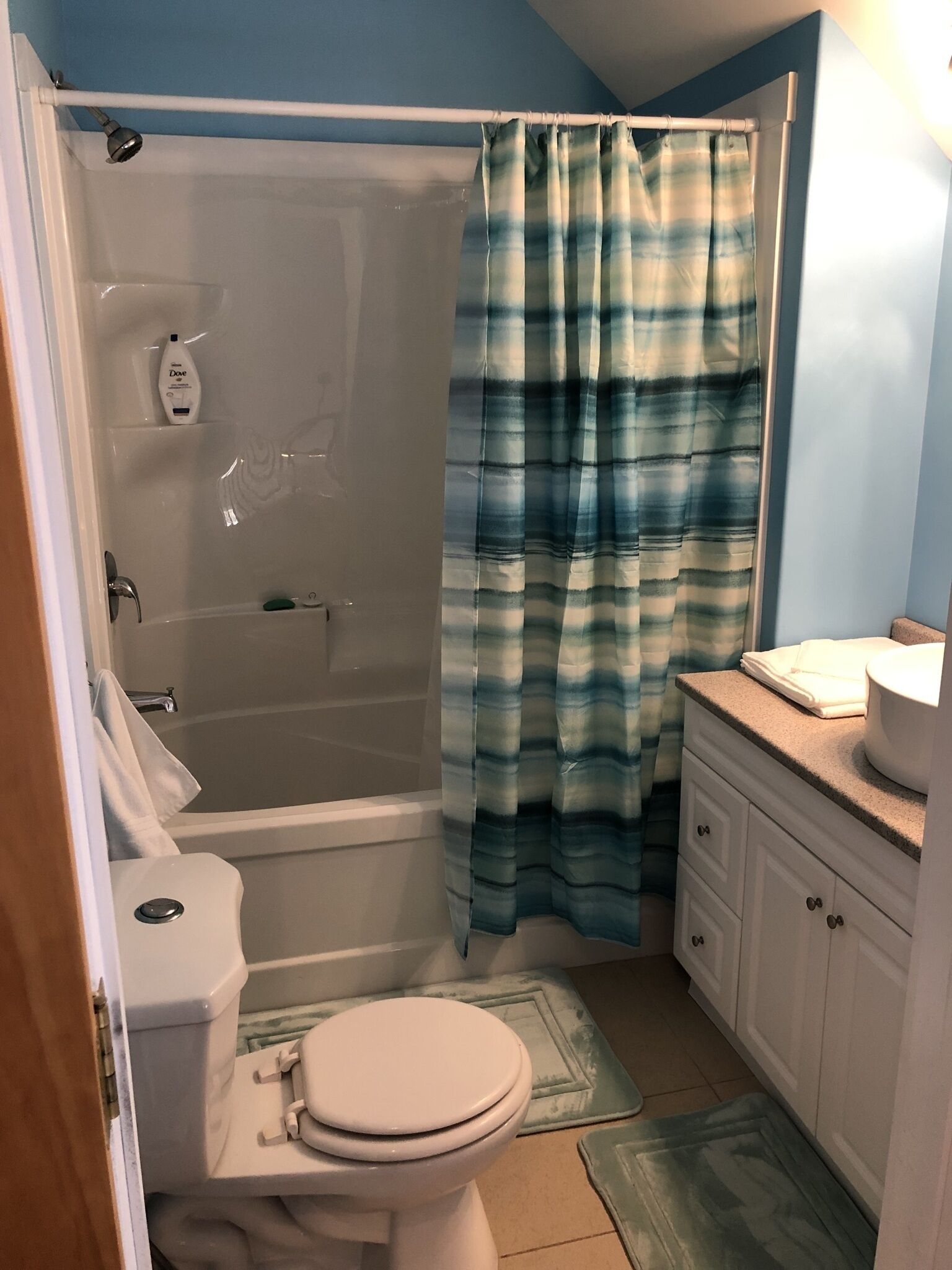 Duschwanne, Haartrockner, Bidet, Handtücher