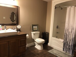 Tina con regadera, secadora de cabello, toallas, jabón 