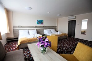 Deluxe Quadruple Room, 2 Queen Beds | Children’s theme room