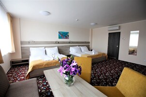 Deluxe Quadruple Room, 2 Queen Beds | Children's theme room