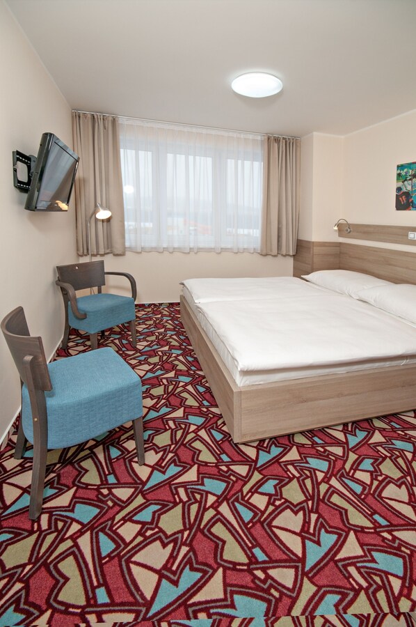 Phòng đôi | Bộ đồ giường cao cấp, két bảo mật tại phòng, bàn, màn/rèm cản sáng 