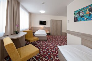 Phòng, phù hợp cho người khuyết tật | Bộ đồ giường cao cấp, két bảo mật tại phòng, bàn, màn/rèm cản sáng 