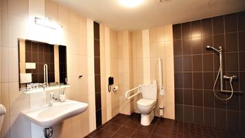 Zweibettzimmer, barrierefrei | Badezimmer | Dusche, Haartrockner, Handtücher, Seife