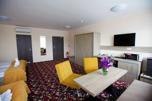 Deluxe Quadruple Room, 2 Queen Beds | Living area | Flat-screen TV - Hotel Arena (Chomutov)