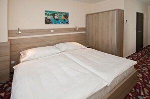 Premium bedding, in-room safe, desk, blackout curtains - Hotel Arena (Chomutov)