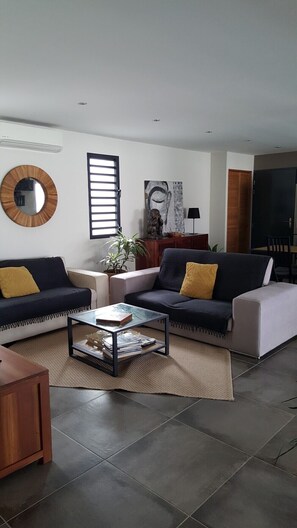 TV - Luxury villa for 8 people with swimming pool and jacuzzi, not overlooked and in a quiet location (SAINTE ANNE)