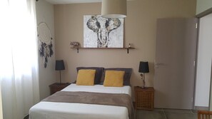 4 bedrooms, in-room safe, iron/ironing board, free WiFi - Luxury villa for 8 people with swimming pool and jacuzzi, not overlooked and in a quiet location (SAINTE ANNE)